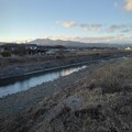 写真: 川と奥の高原山（1月26日）