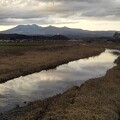 写真: 高原山と川（2月20日）