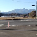 写真: 交差点と高原山（2月2日）