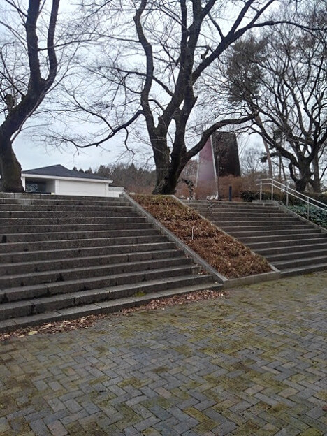 ゆうゆうパークの丘の石畳と階段（1月2日）