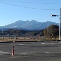 写真: 信号機の奥の山（2月12日）