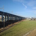 写真: 新幹線が通る街（2月17日）