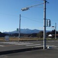 写真: 交差点から見えた山（2月28日）