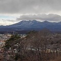 写真: 丘の上からの高原山（2月27日）