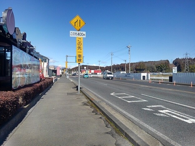 写真: 標識が目立つ国道沿い（2月26日）