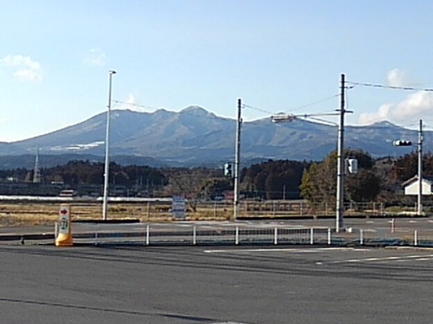 写真: 駐車場から見えた高原山（3月1日）