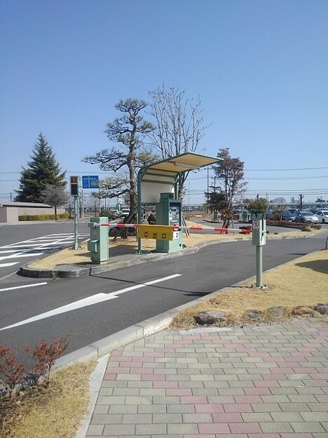 写真: 駐車場の自動ゲート（3月15日）