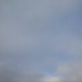 写真: 雲と幽かな青空（3月23日）