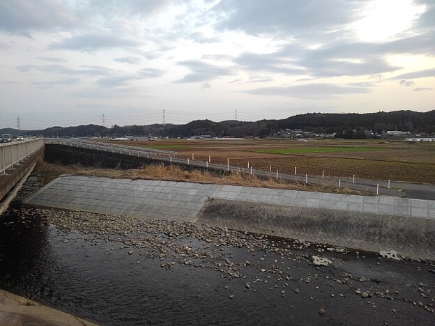 写真: 水田地帯を流れる川（4月2日）