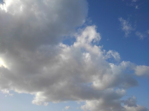 写真: 厚い雲（4月19日）