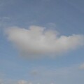 写真: ワンポイントな雲（4月30日）