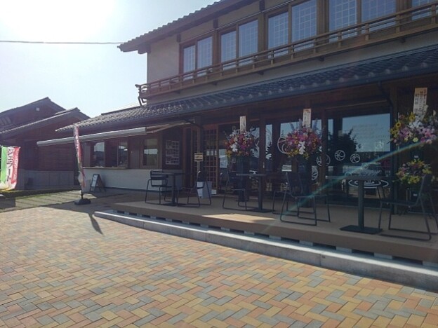 写真: 道の駅の新しい売店（5月3日）