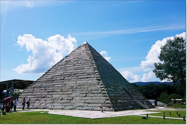 写真: Pyramid