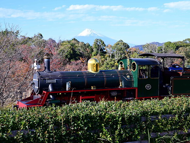 富士山をバックに走る機関車