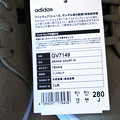 写真: adidas（アディダス）スニーカー