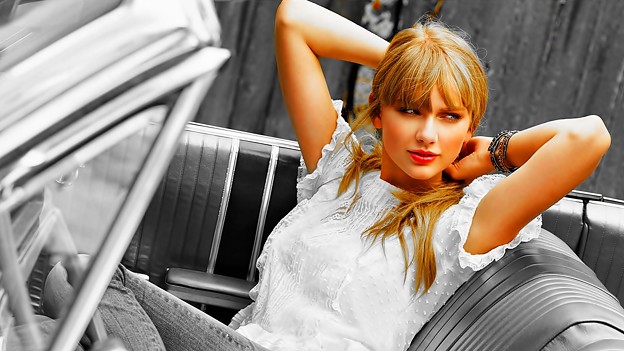 Beautiful Blue Eyes of Taylor Swift(11191)