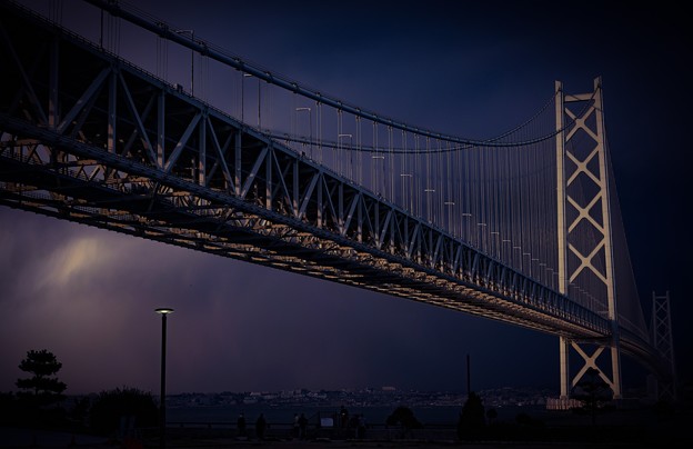 写真: 不気味な空と明石海峡大橋