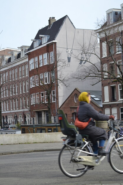 写真: 自転車に乗る人
