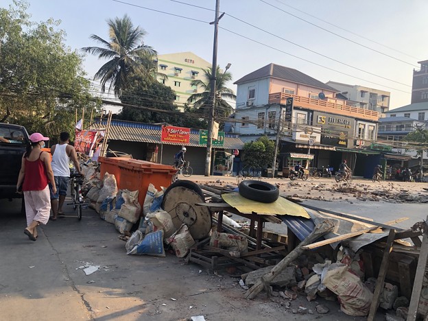 写真: ミャンマーデモ隊の道路封鎖 (1)