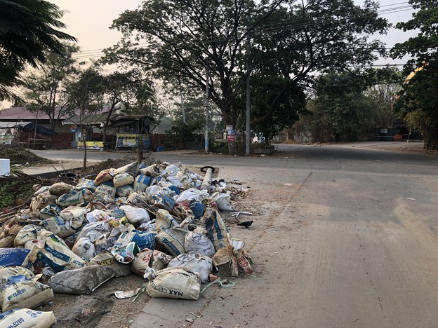 写真: ヤンゴン　消えた路上のバリケード (2)