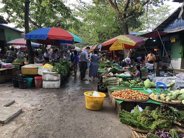 写真: 戒厳令下のヤンゴンの市場 (1)