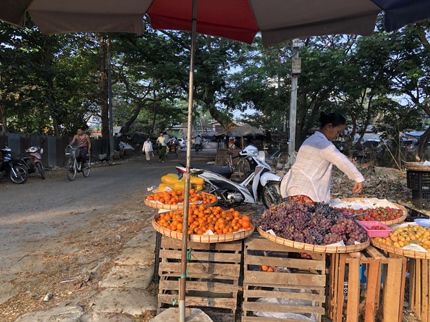 写真: 戒厳令下のヤンゴンの市場 (11)