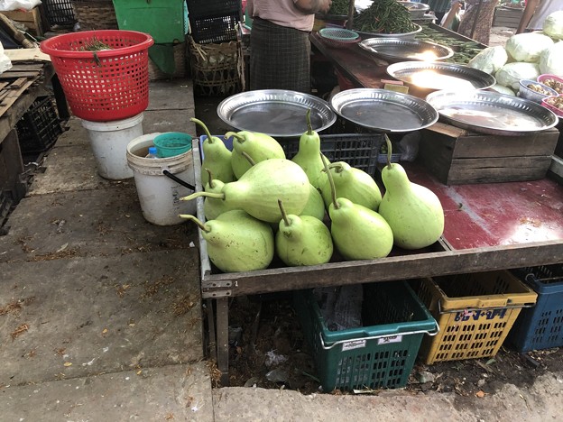 写真: 戒厳令下のヤンゴンの市場 (4)