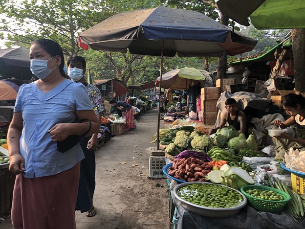 写真: 戒厳令下のヤンゴンの市場 (5)