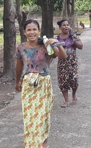 写真: 銃を担ぐミャンマーのおばさん (2)