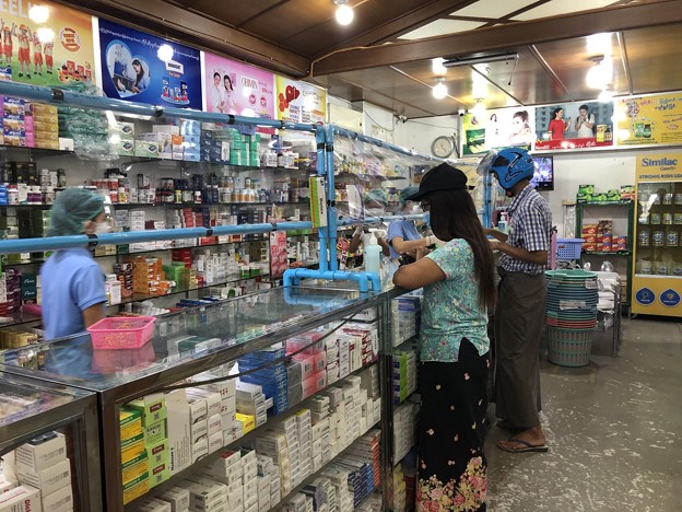 写真: ヤンゴン田舎の薬局 (2)