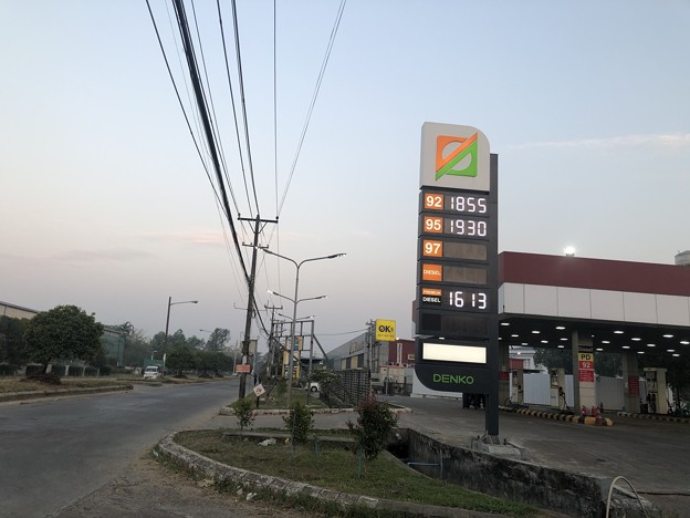 写真: ヤンゴン３月16日のガソリン価格 (2)
