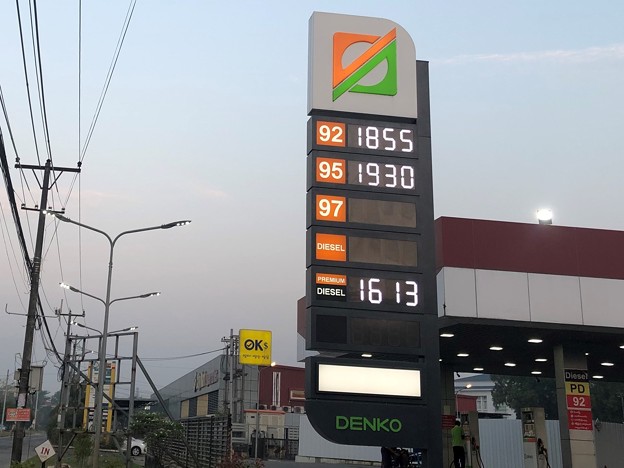 写真: ヤンゴン３月16日のガソリン価格 (1)