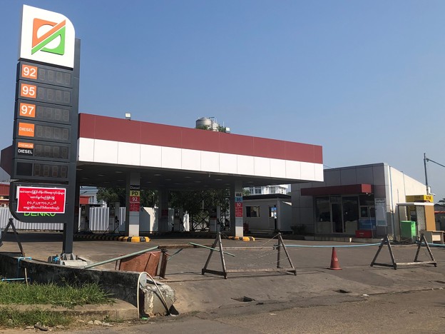 写真: ヤンゴン閉めさせられたガソリンスタンド (1)
