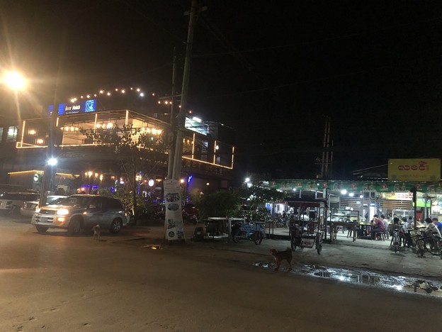 写真: 夜の賑わい at Yangon (6)