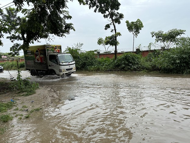 川が出現のヤンゴンの雨 (3)
