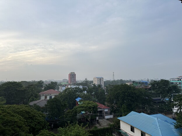 どんよりとした朝at Yangon (2)