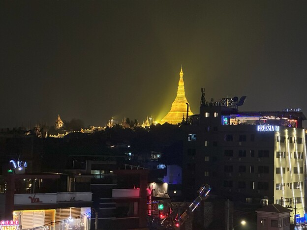 写真: シュエダゴンが見えるBARにて at Yangon (4)A