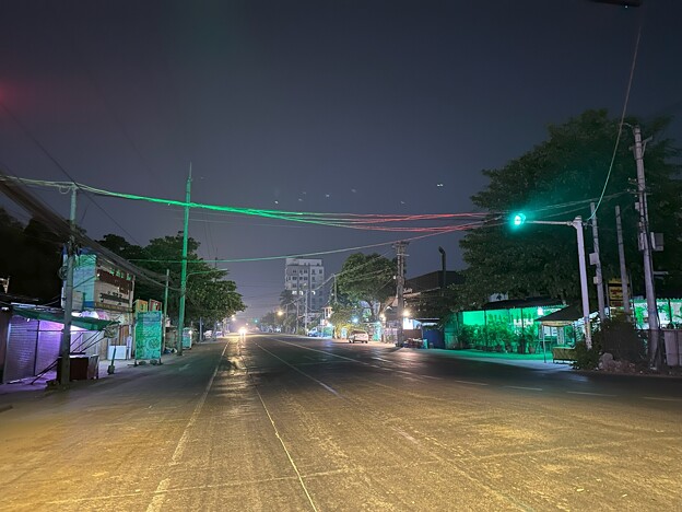 写真: シュエダゴンが見えるBARにて at Yangon (10)A
