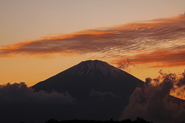 写真: 夕景の山頂雲