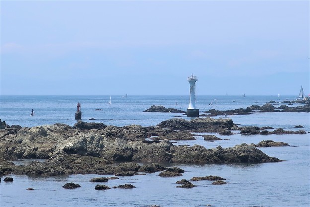 写真: 裕次郎灯台と鳥居