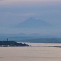 写真: 霞む富士山と江ノ島