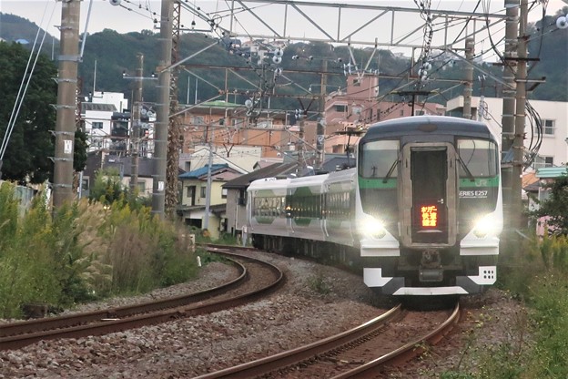 写真: 臨時電車〜新宿踏切