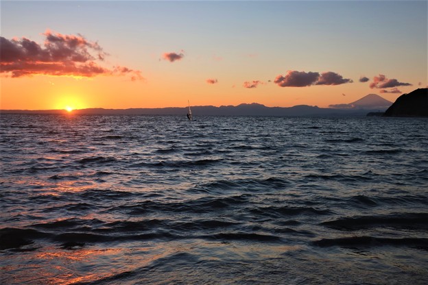 写真: 202201逗子海岸夕暮れ富士