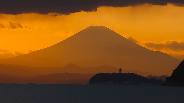 写真: 夕暮れ富士 202403