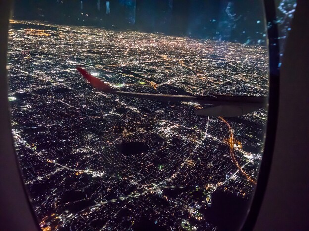 八尾周辺上空を飛行するA350-900の機窓から見た夜景