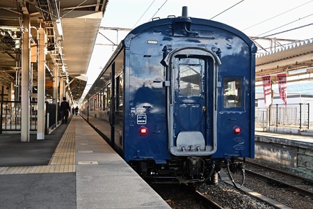 青い旧型客車スハフ42 2234