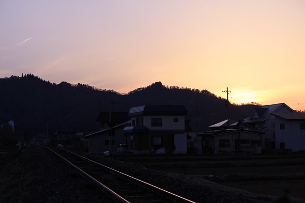 写真: 夕日のローカル線