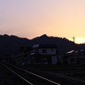 写真: 夕日のローカル線