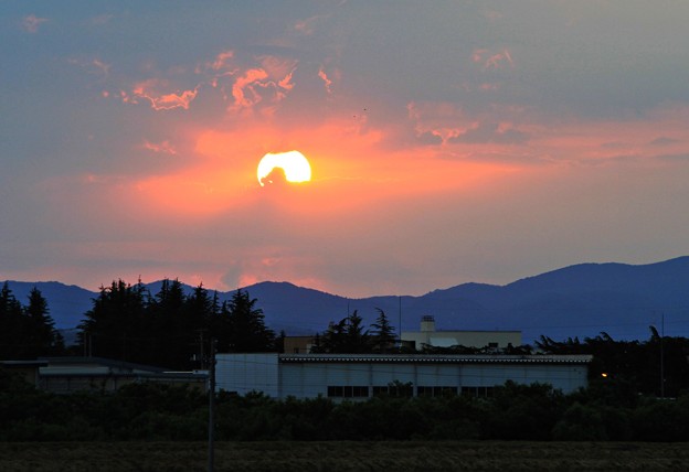 写真: 夏至の夕日