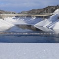 Photos: 耀く雪とダム湖